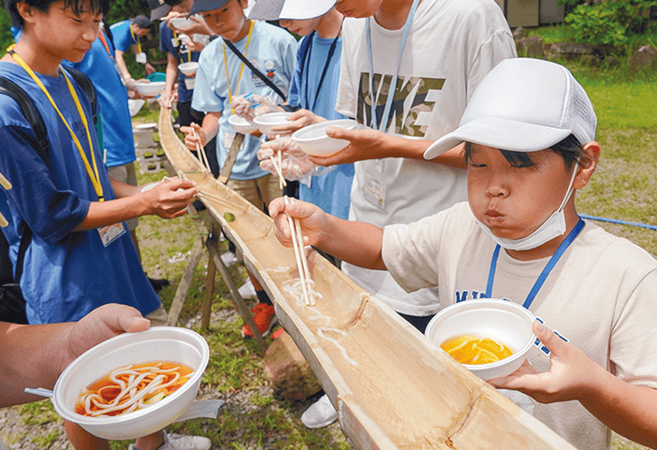 流しうどんをほおばる中高生（熊本・阿蘇）