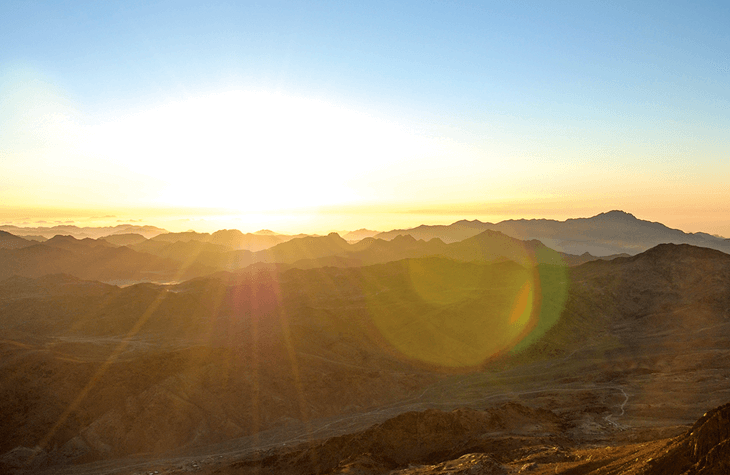 聖地シナイ山頂から見た朝日