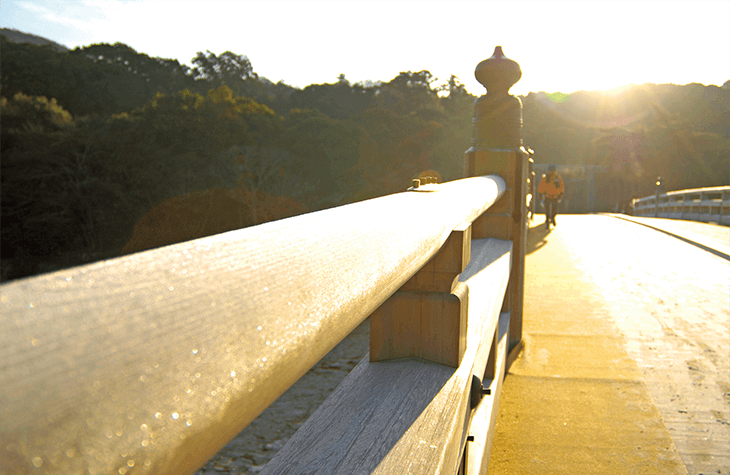 太陽の光に輝く五十鈴川の宇治橋