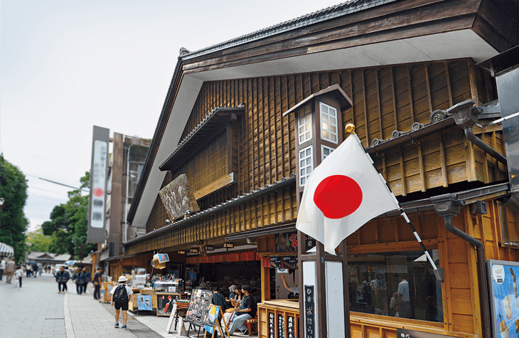 五十鈴川の宇治橋から徒歩1分のところに店を構える二光堂