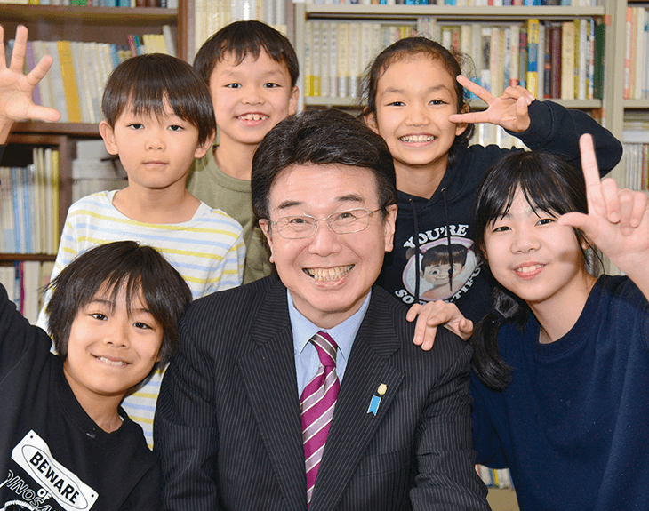 子供たちに囲まれる山根さん